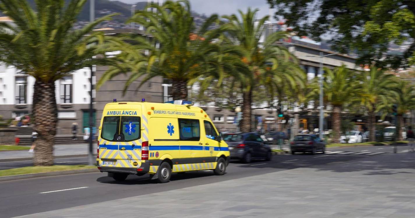 Colisão entre mota e carro deixa homem ferido no Funchal