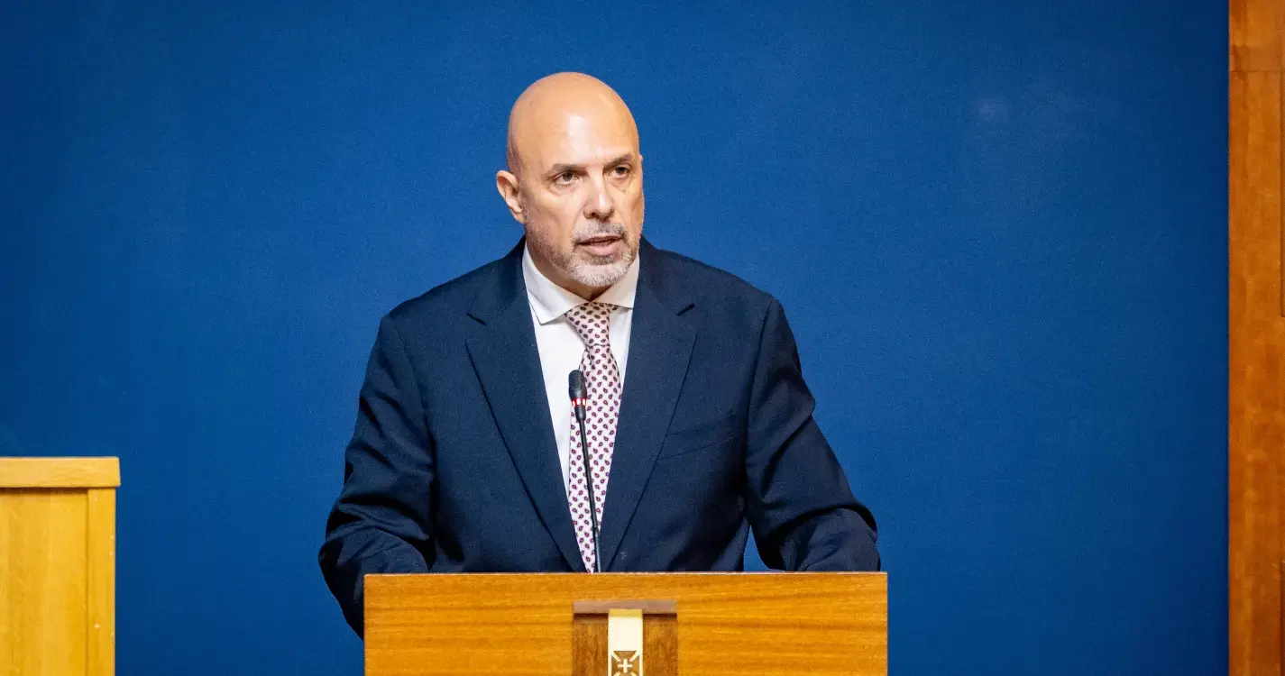 Cafôfo acusa Governo de beneficiar do aumento da receita fiscal enquanto famílias perdem poder de compra