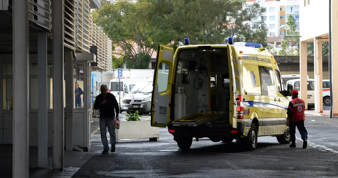 Bombeiros chamados a assistir homem vítima de queda no Funchal