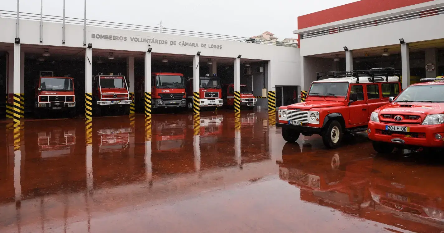 Incêndio no Estreito de Câmara de Lobos mobiliza bombeiros