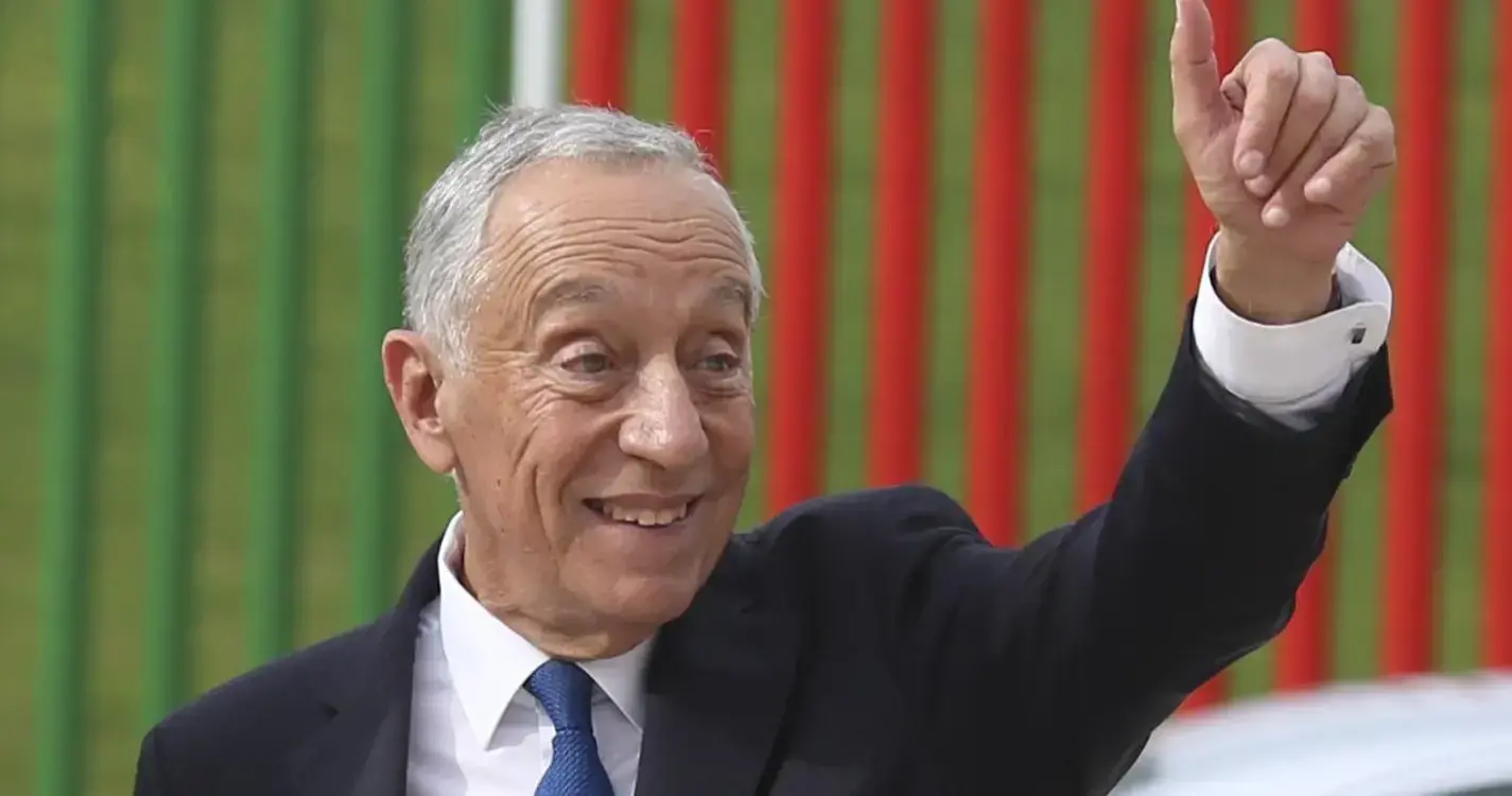 Marcelo Rebelo de Sousa dá aula e experimenta menu africano em Seia