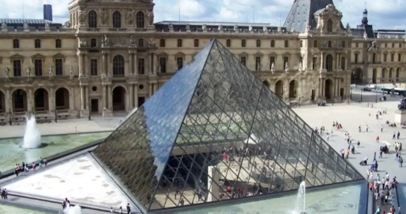 Nove peças terão sido roubadas do museu do Louvre em Paris