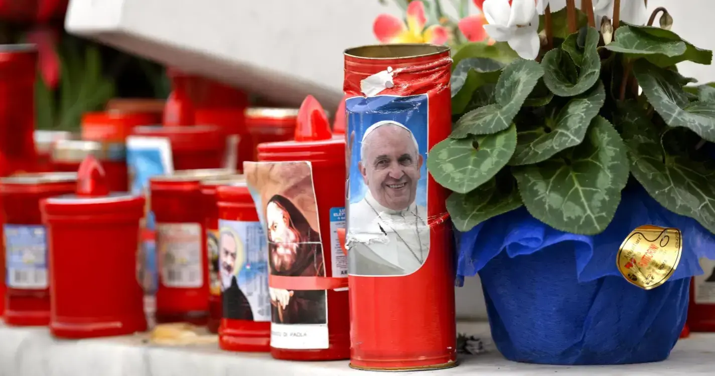 Papa Francisco estabilizou e já não precisa de ventilação mecânica