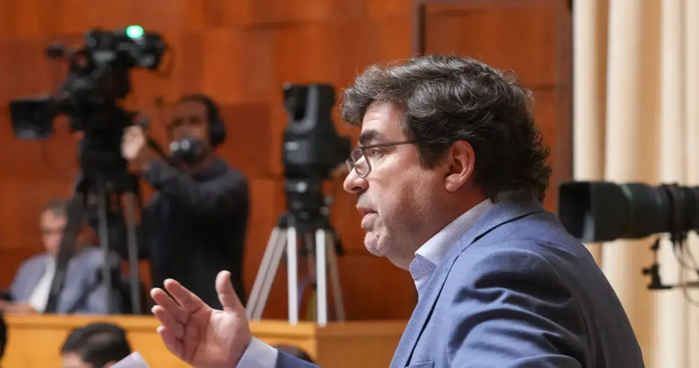 IL questiona modelo fiscal e alerta para impacto das crises nas famílias