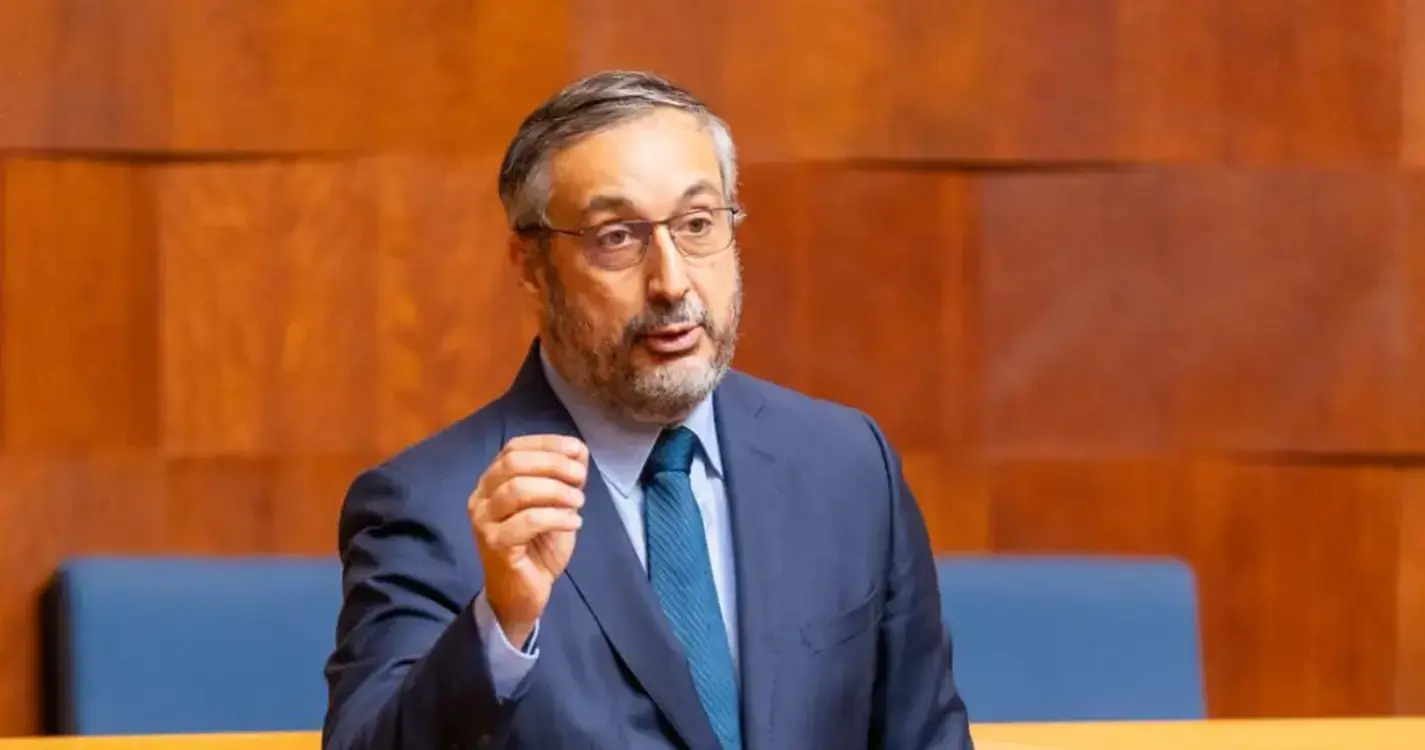 PS fala em gestão do PRR e aponta “cancelamentos” pelo GR