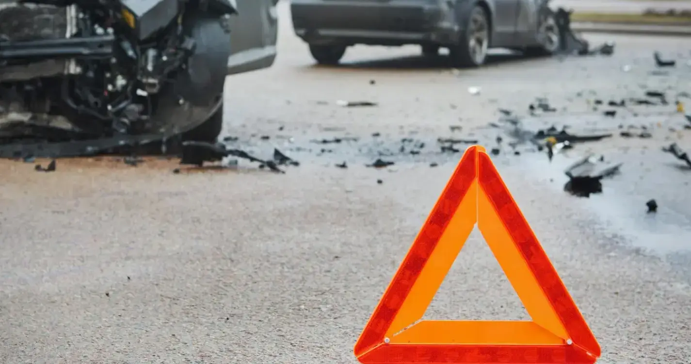 Colisão entre autocarro e rent-a-car provoca avultados danos materiais