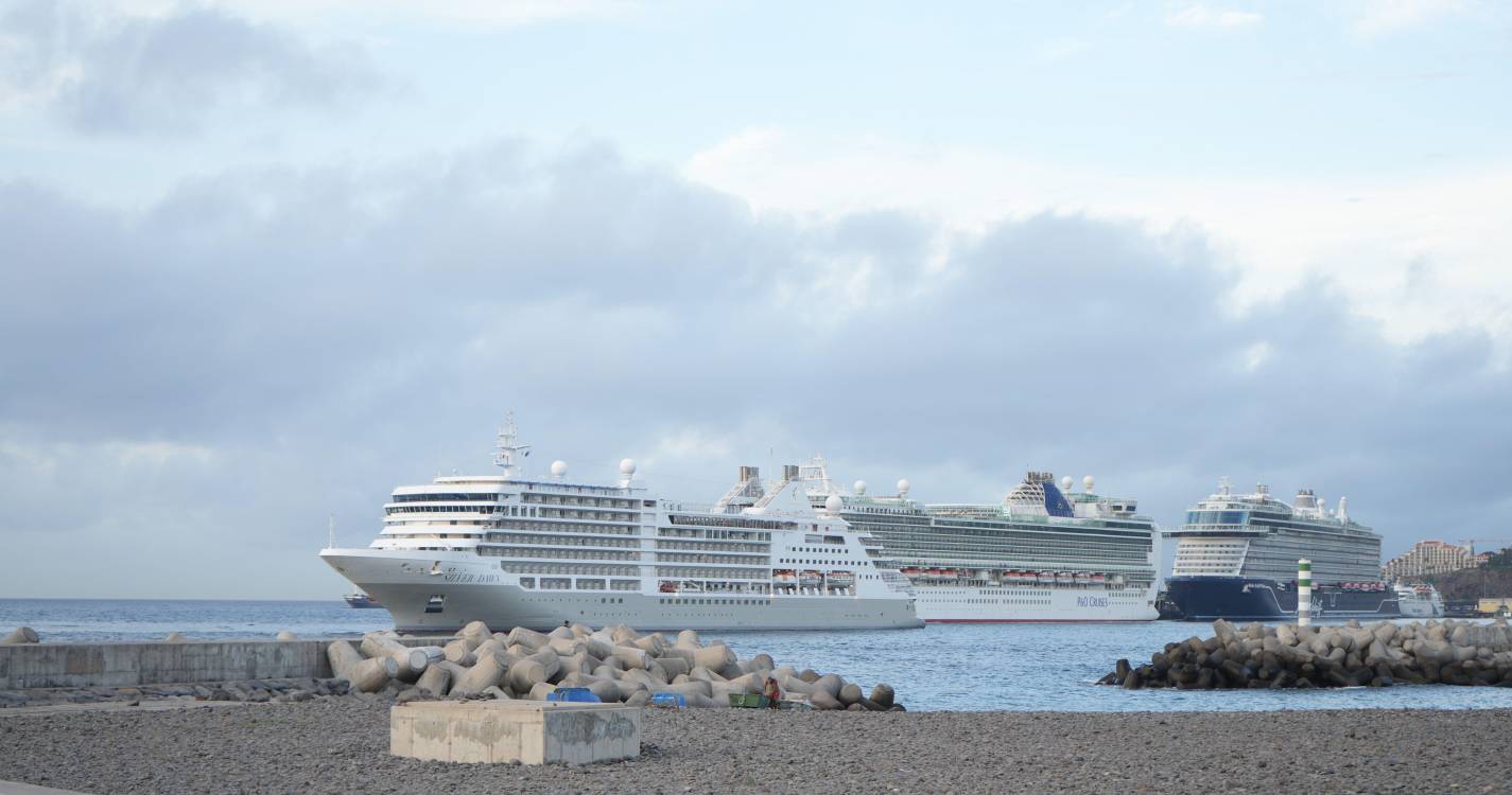 Porto do Funchal cheio com três navios de cruzeiro