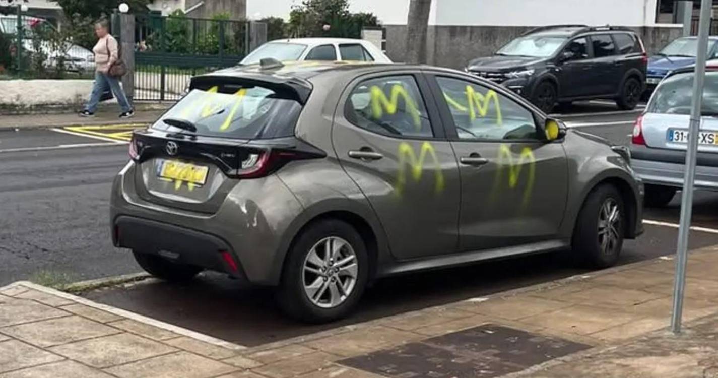 Avenida da Madalena continua a servir de “stand” ilegal de automóveis usados e de atos de vandalismo