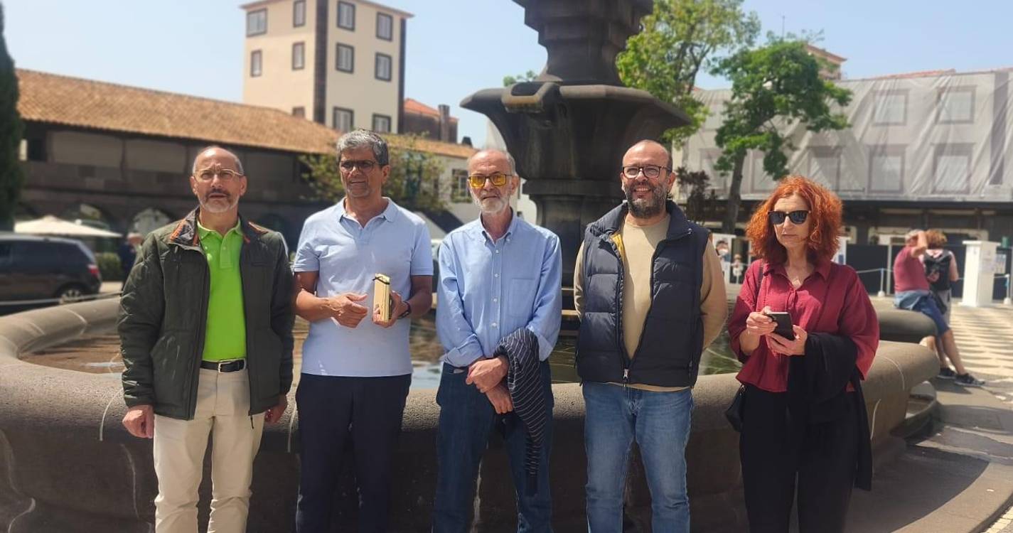 Marcha entre o Largo do Município e a Assembleia nas Comemorações do 25 de Abril