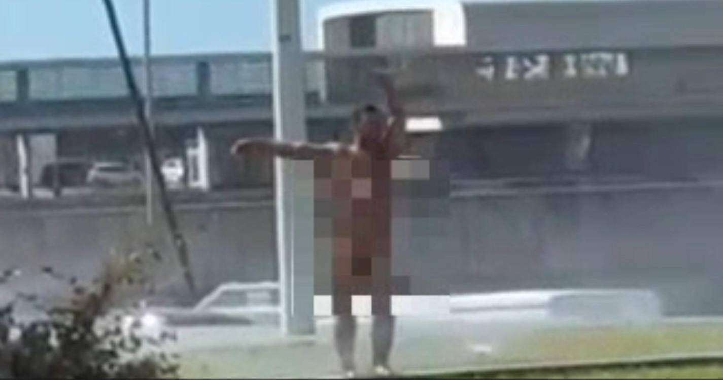 Homem nu fez a estrela na Praça do Povo (com vídeo)