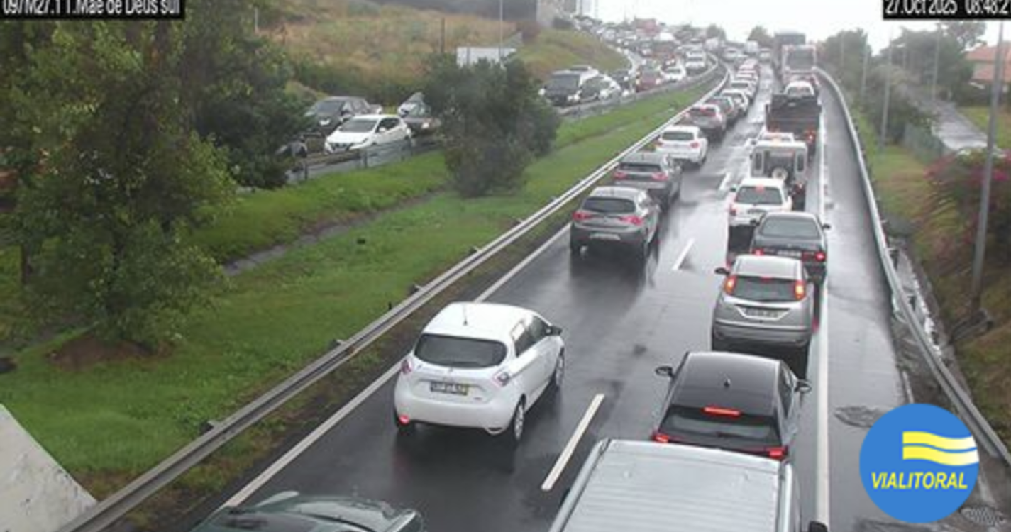 Acidente na via rápida provoca longas filas em Santa Cruz