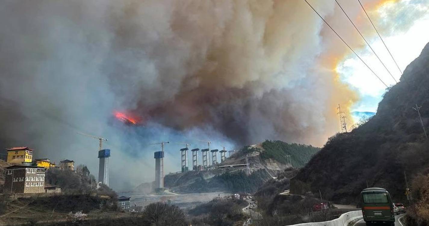 Incêndio florestal obriga à retirada de 3.400 pessoas no centro da China