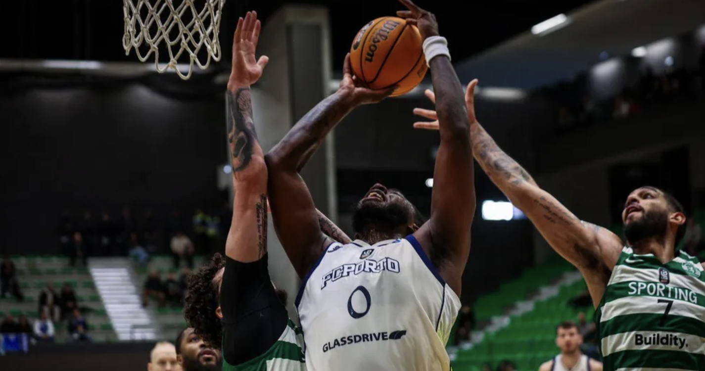 Adepto do Sporting proibido de entrar em recintos desportivos após insultos racistas contra jogadores do FC Porto