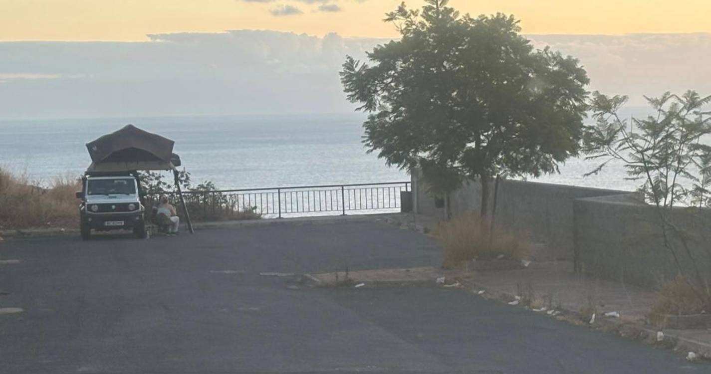 Turistas pernoitam no Miradouro do Pico de São Gonçalo