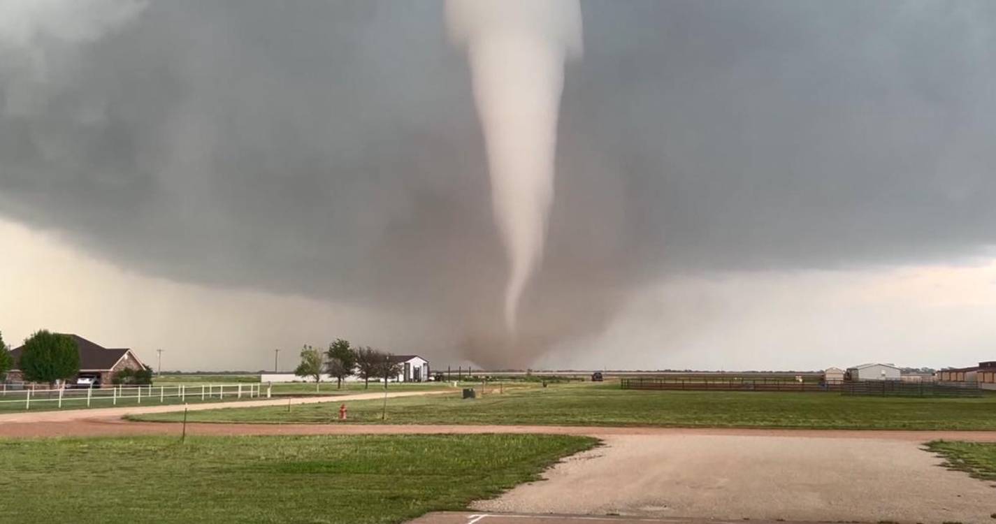 Tempestades no Texas obrigam ao fecho de escolas e a centenas de resgates
