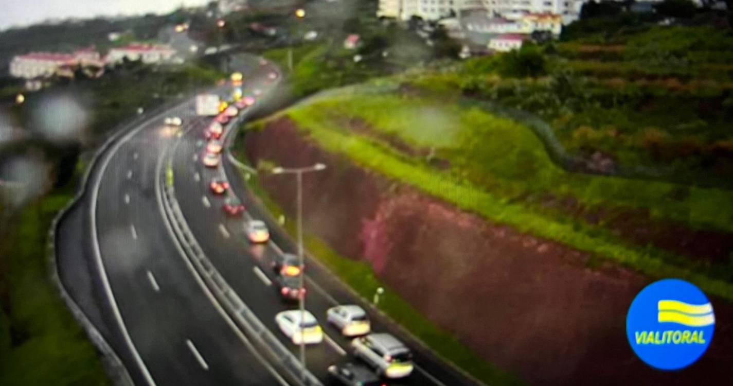 Choque em cadeia com quatro viaturas na via rápida sentido Santa Cruz - Funchal