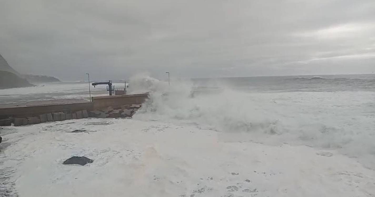 Agitação marítima continua a fazer-se notar no Paul do Mar (com vídeos)