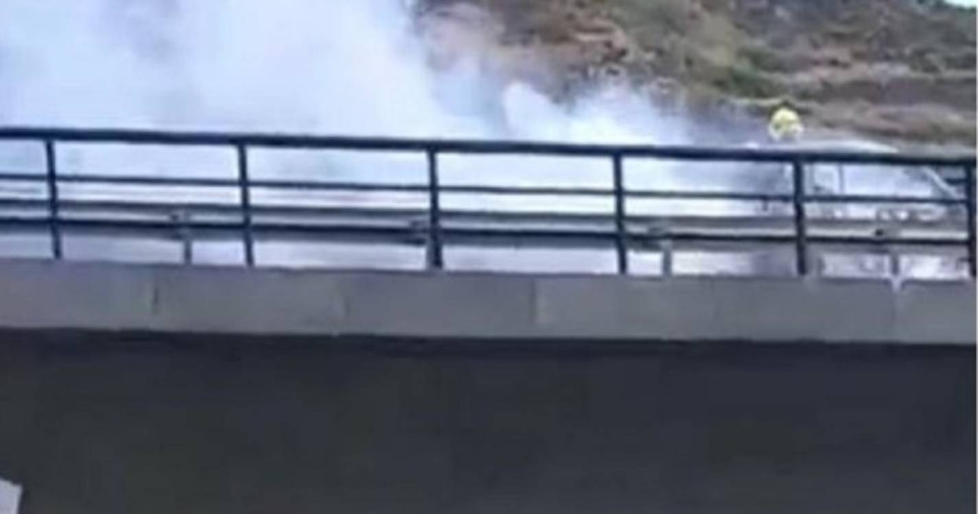 Carro consumido pelas chamas na via rápida na zona do Campanário