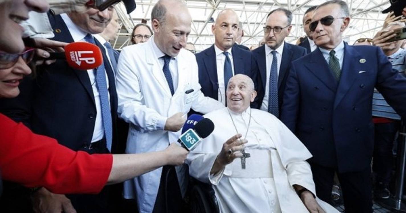 Papa Francisco deixa hospital nove dias depois de cirurgia abdominal