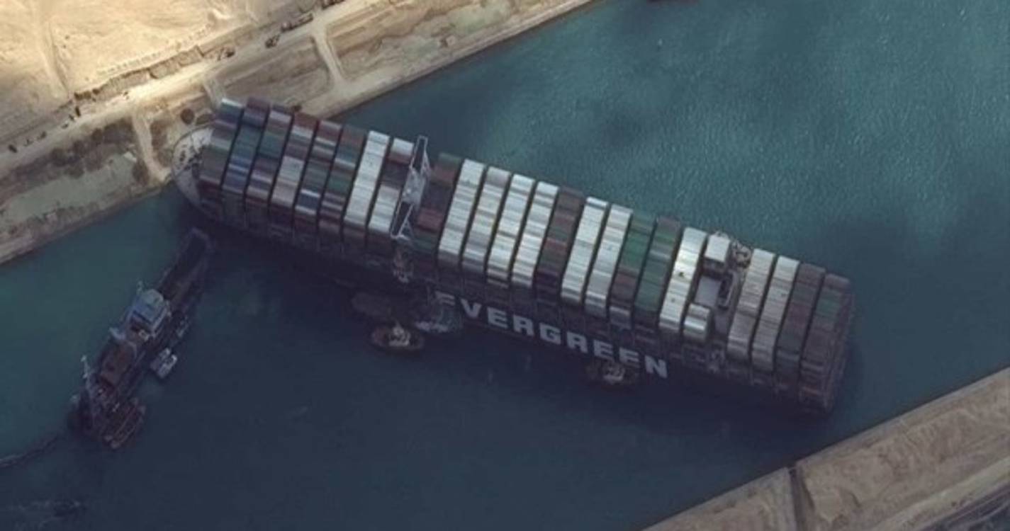 Estados Unidos oferecem ajuda ao Egito para desbloquear Canal do Suez