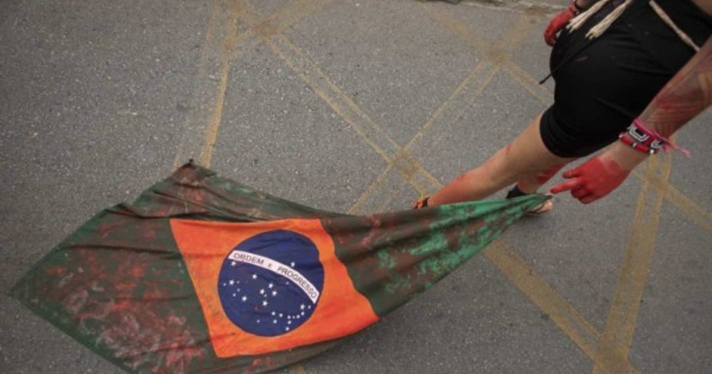 Mulher transexual morta a tiro em bar no Brasil