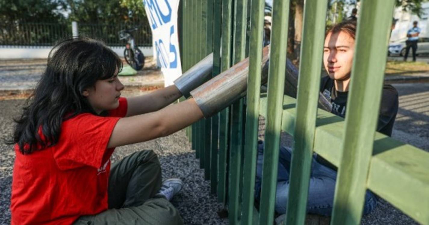 Ativistas climáticos bloqueiam entrada do Conselho de Ministros
