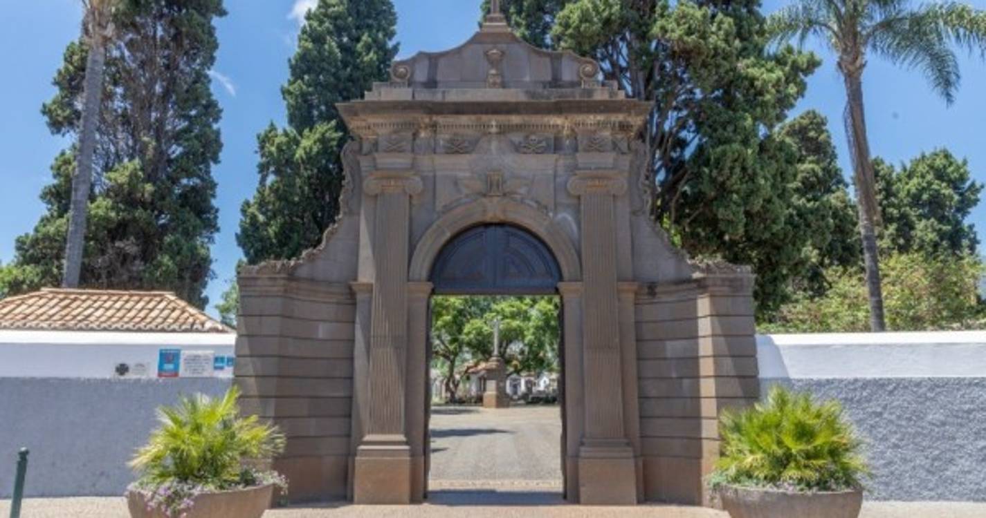 Cemitérios do Funchal vão funcionar com horário normal a 1 e 2 de novembro