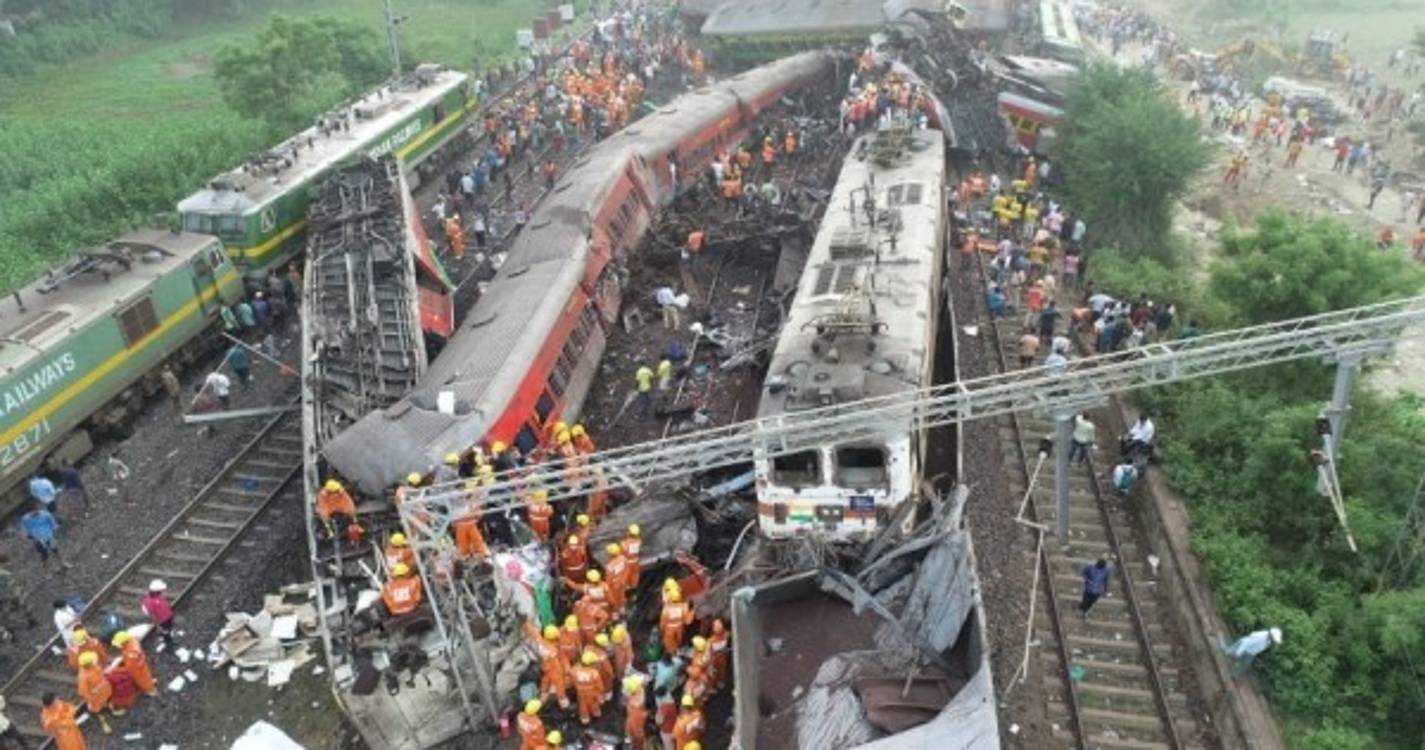 Circulação retomada após acidente ferroviário que matou 275 pessoas na Índia