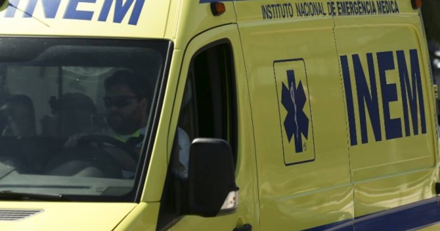 Quatro feridos em capotamento de autocaravana na A4