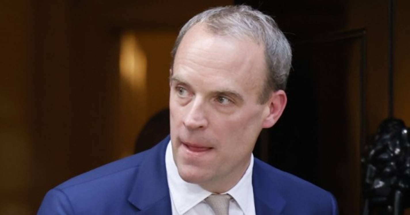 Vice-primeiro-ministro britânico demite-se após inquérito sobre intimidação a funcionários