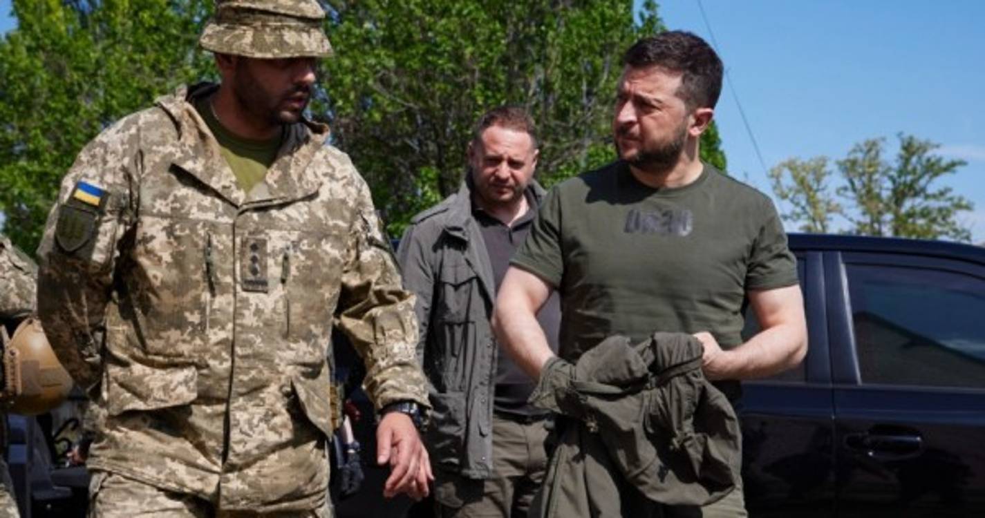 Ucrânia: Rússia mantém 2.500 prisioneiros da fábrica de Azovstal, diz Zelensky