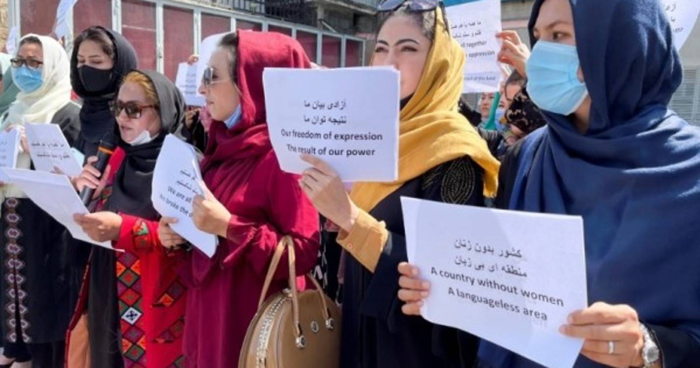 Talibãs proíbem as mulheres de fazer exames de acesso à universidade