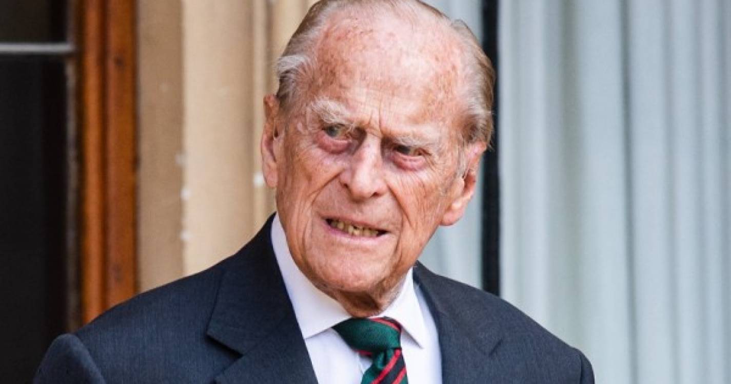 Príncipe William garante que avô hospitalizado está bem