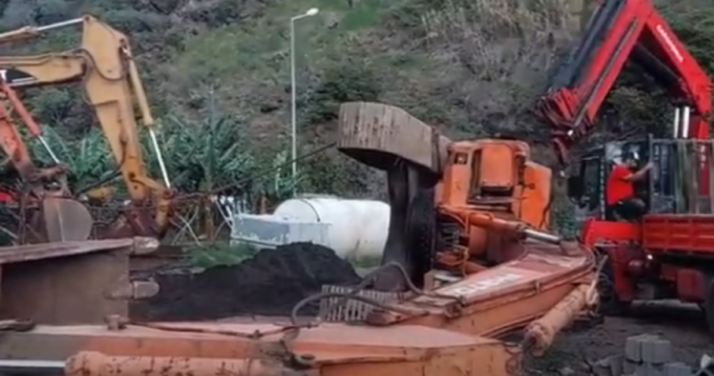 Máquina giratória tombou em estaleiro na Ponta do Sol (com vídeo)