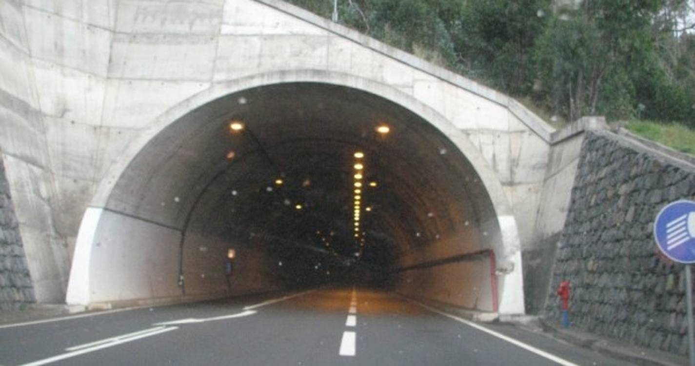 Condutor fica ferido após acidente na Camacha