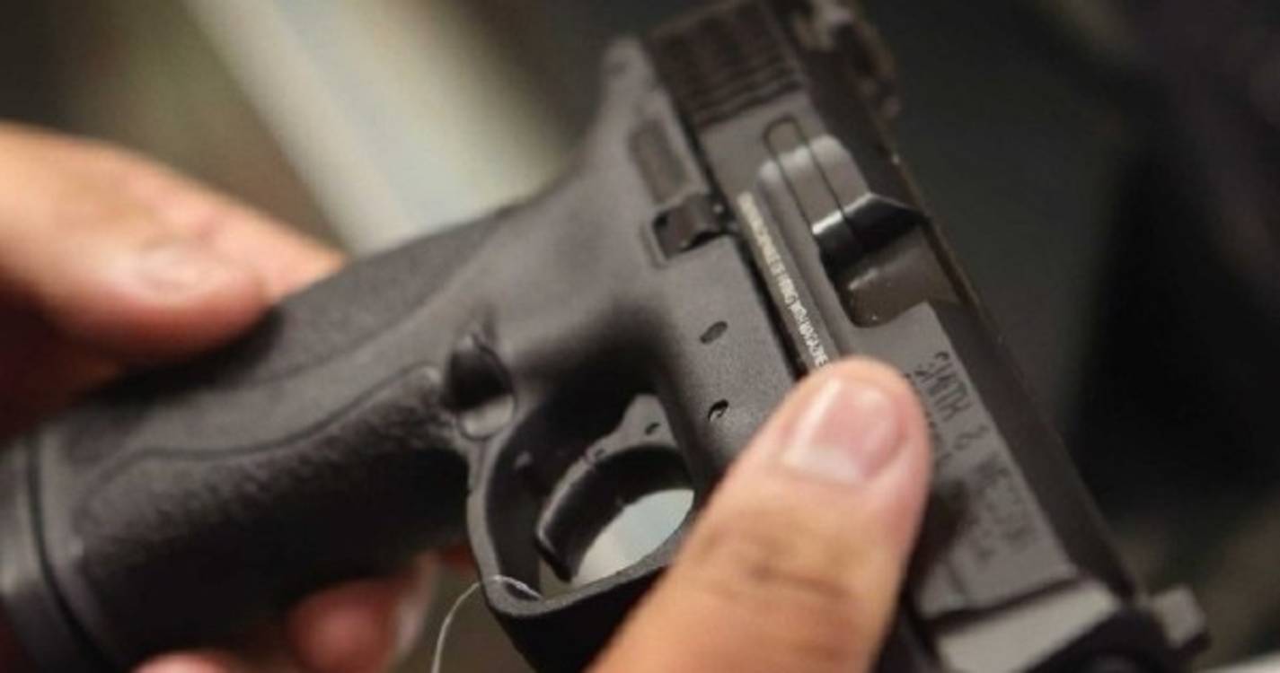 Nova Iorque aumenta idade mínima para compra de armas semiautomáticas