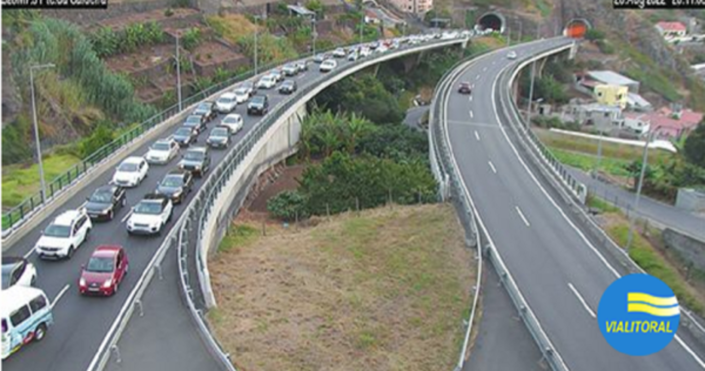 Choque em cadeia deixa trânsito caótico na Via Rápida (VR) na zona da Quinta Grande