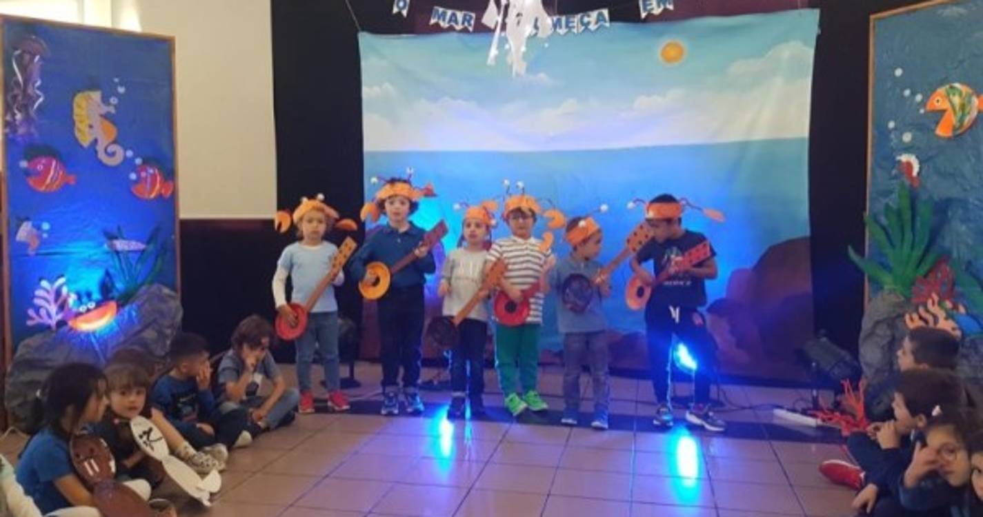 Bandeira Escola hasteada na EB1/PE do Boliqueime (com fotos)