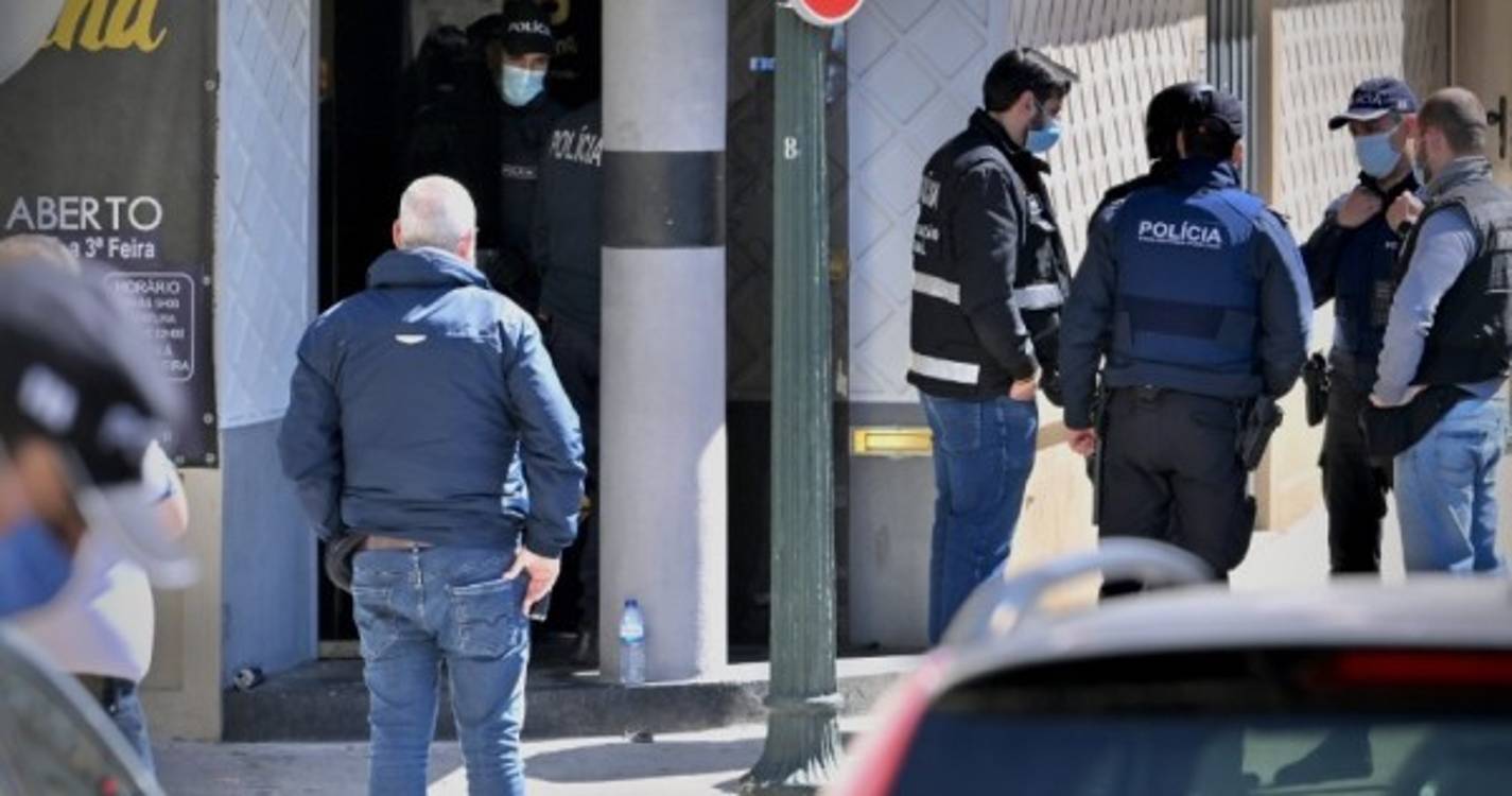 Três feridos após encapuzados dispararem tiros num bar do Porto