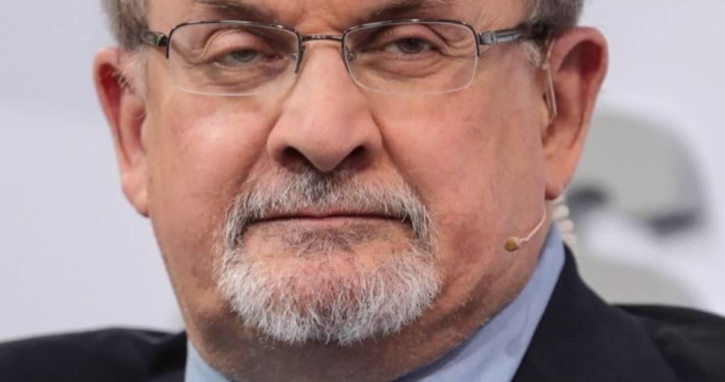 Salman Rushdie está no "caminho da recuperação"