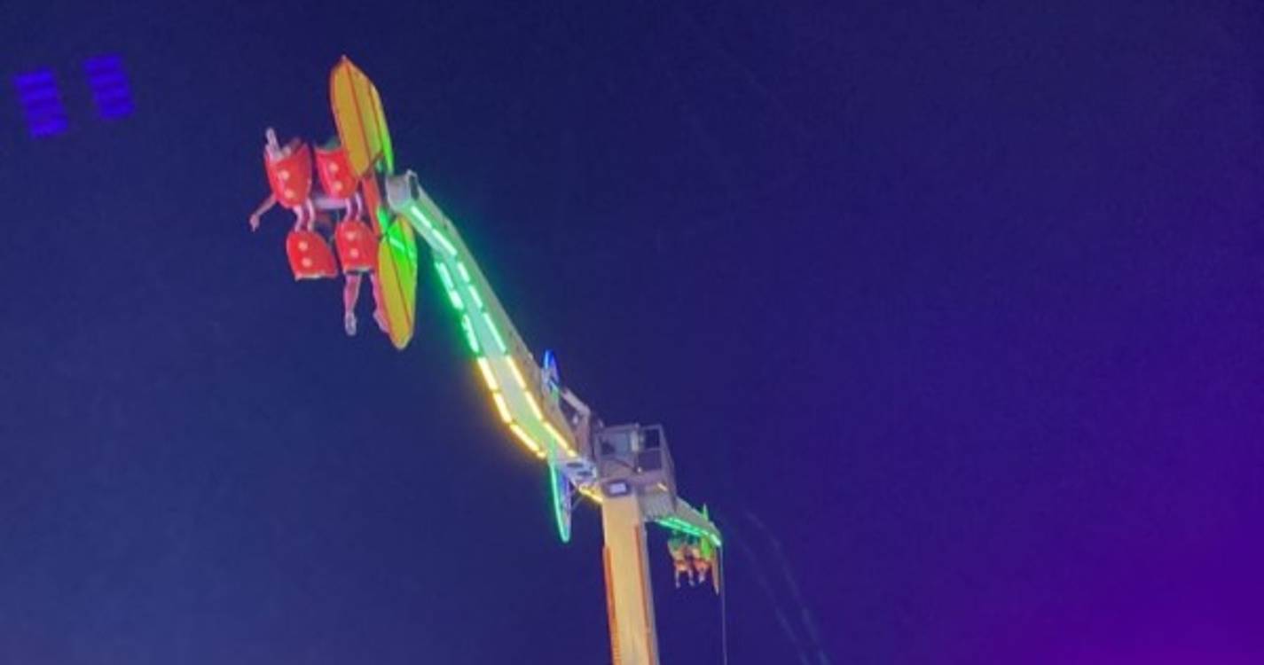 Veja as imagens do momento em que sete pessoas ficaram presas em diversão na Feira de São Mateus em Viseu