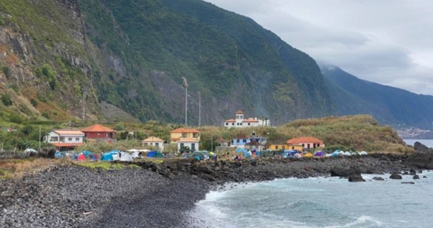 Parque de campismo tradicionalmente improvisado na baía dos Juncos com muita procura