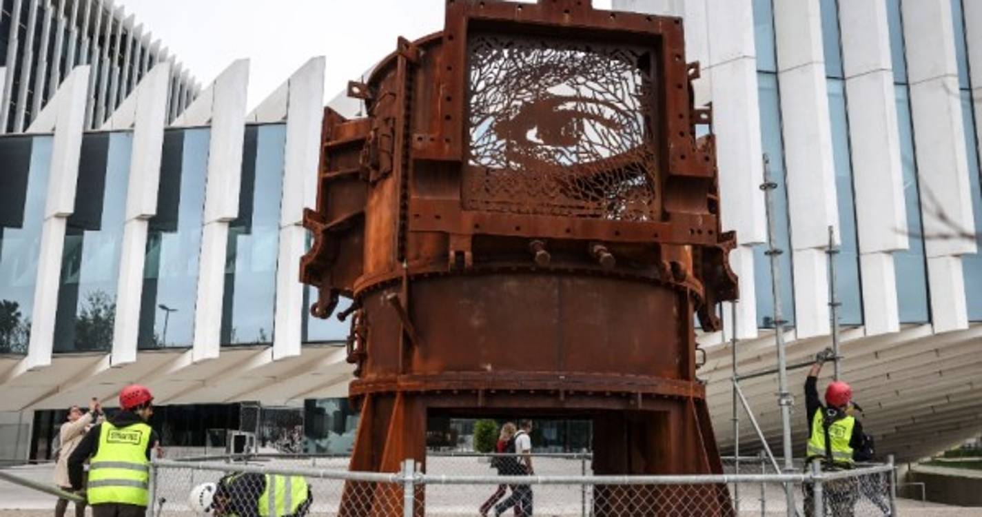 Obras criadas por Vhils para serem submersas no mar do Algarve expostas em Lisboa