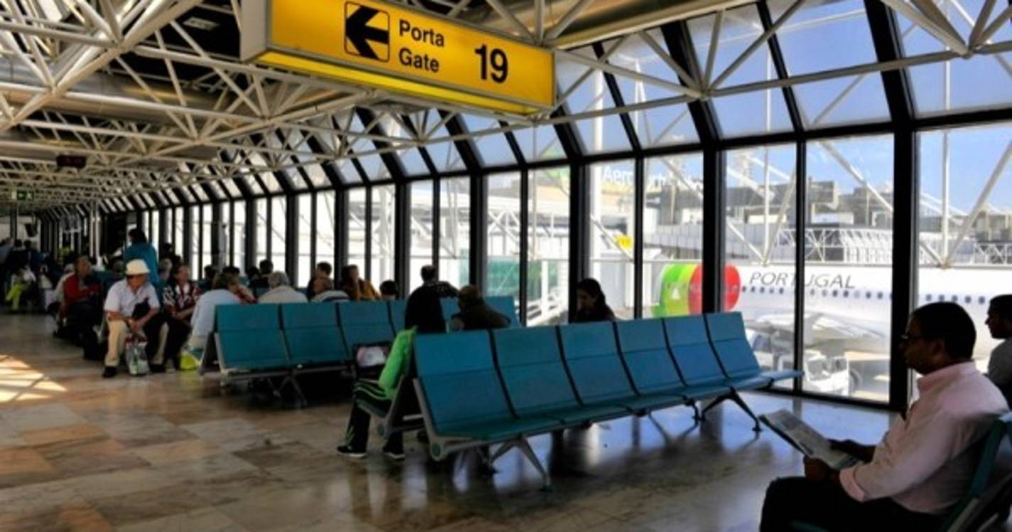 Movimento de passageiros nos aeroportos sobe 55,6% em fevereiro e supera nível pré-pandemia
