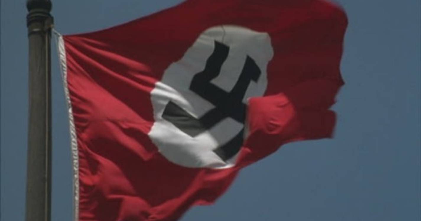 Desconhecidos hasteiam bandeira com suástica numa estação ferroviária na Alemanha