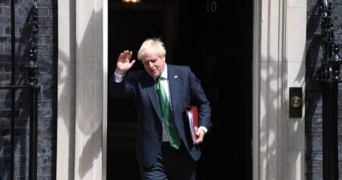 Reino Unido: Candidatos conservadores britânicos distanciam-se de Boris Johnson