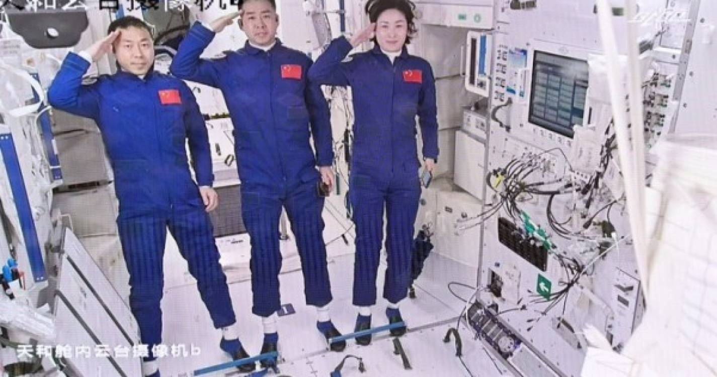 Três astronautas chineses retornam à Terra após missão de seis meses