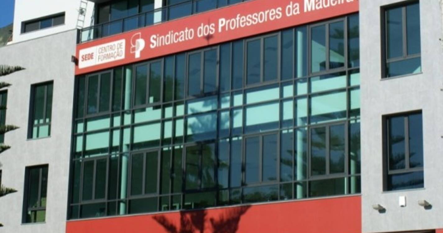 Professores concentram-se na Assembleia Legislativa Regional para demonstrar descontentamento