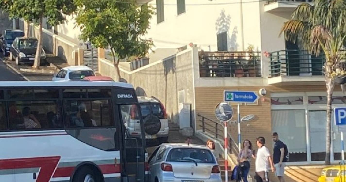 Choque entre viatura ligeira e autocarro em São Gonçalo