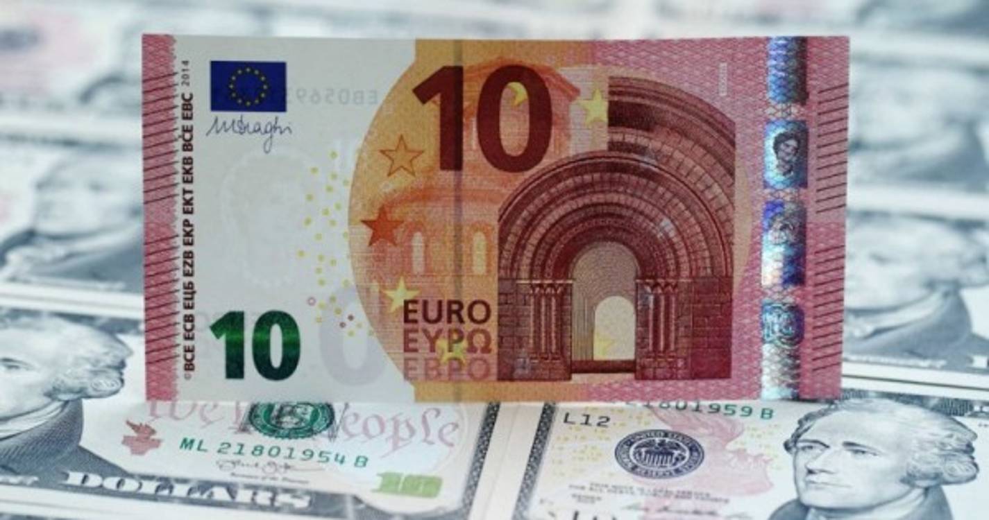 Euro mantém-se ligeiramente acima de 1,19 dólares